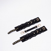 Черный кожаные оковы с узорами и золотистой фурнитурой - Crazy Handmade - купить с доставкой в Вологде