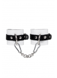 Бело-черные кожаные наручники с одним ремешком с люверсами - Pecado - купить с доставкой в Вологде